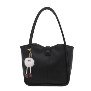 Sac seau noir en PU avec bord ondulé et pendentif en peluche blanche sur fond blanc pur