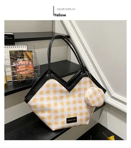 Détail du cabas à carreaux jaune avec bordure en cuir noir et petit porte-monnaie