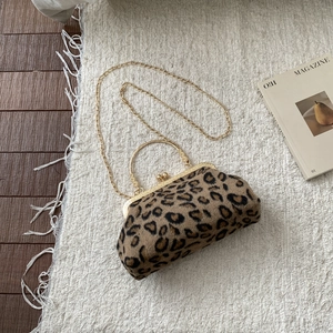 Détails du sac en peluche léopard avec poignée dorée et bandoulière en chaîne élégante