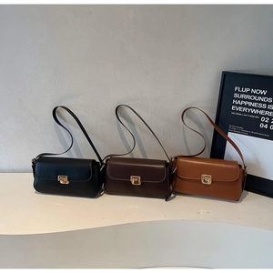 Dettaglio di borse a tracolla vintage rettangolari in nero, caffè e marrone con chiusura oro