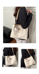 Détail du sac fourre-tout crème en cuir PU avec sangles brunes et pendentif en peluche