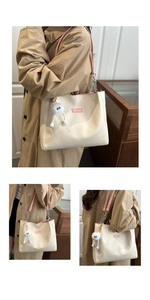 Détail du sac fourre-tout blanc cassé avec bandoulière rose, chaîne argent et charme peluche