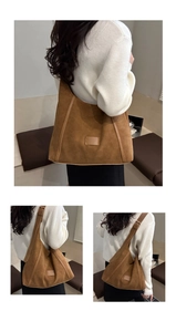 Vue détaillée du grand sac seau en daim marron montrant la texture douce et l'espace
