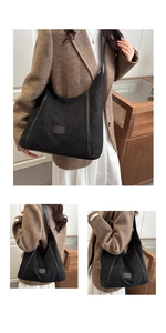 Détail du grand sac cabas en suédine noire avec texture mate et surpiqûres vintage