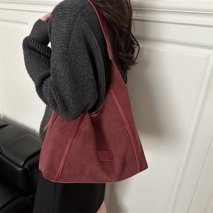 Grand sac cabas bordeaux en daim pour femme avec finitions en cuir et bandoulière chic