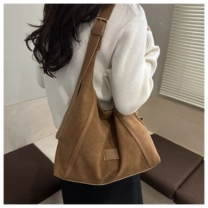 Détail du grand sac cabas en daim caramel avec bandoulière réglable et coutures apparentes