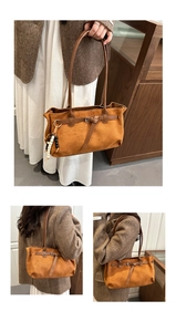 Détail d'un grand sac cabas vintage en daim marron avec boucles et perles bohèmes en bois