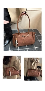 Détail d'un sac à bandoulière marron mat avec boucle décorative et breloque en perles
