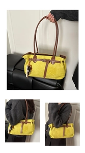 Détail du sac cabas jaune en daim avec lanières brunes et pendentif en perles de bois