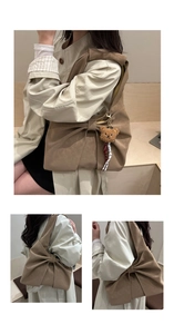 Détails du sac cabas en daim marron avec grand nœud et breloque ours en peluche
