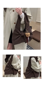 Détail d'un sac cabas en daim marron avec un grand nœud et un charmant petit ours