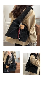 Détails du sac à bandoulière nœud noir avec breloques ourson et cordelette tressée
