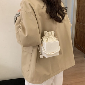 Borsa a secchiello bianca minimalista con manico di perle e catena dorata da donna