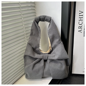 Vue détaillée du sac cabas en velours côtelé gris avec texture nervurée et grand nœud