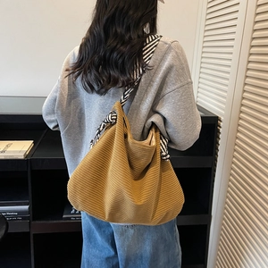 Grand sac cabas en velours côtelé jaune moutarde avec bandoulière à rayures pour femme