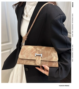 Detalle del bolso vintage de cuero PU marrón con hebilla metálica plateada y bandolera
