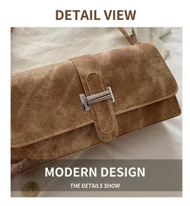 Primer plano de bolso bandolera de tela marrón retro con hebilla cuadrada de metal plateado