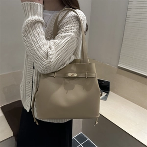 Borsa a secchiello minimalista in pelle kaki con chiusura a rotazione in metallo