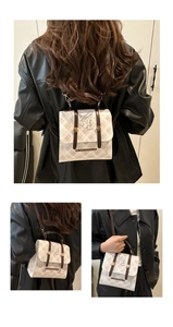 Détail d'un petit sac à dos à carreaux avec motif chien et bretelles en cuir