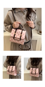 Détail du sac à carreaux rose montrant le motif d'ours et les options de bandoulière