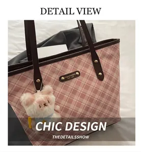 Détail du cabas à carreaux roses avec anses en cuir marron et breloque ourson peluche