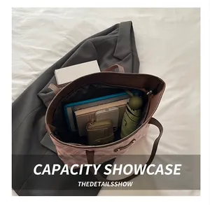 Intérieur du sac cabas à carreaux roses offrant un grand espace de rangement