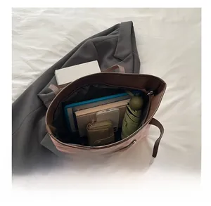 Interno della borsa tote a quadretti rosa con ampio spazio per tablet e altro