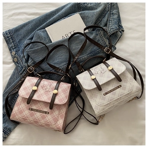 Détails de sacs à dos à carreaux roses et gris avec ours mignon et boucles dorées
