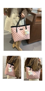 Détail du sac cabas à carreaux roses avec breloque ours et plaque métal FASHIONBAG