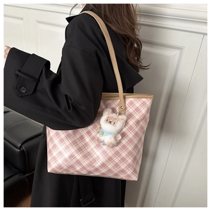 Borsa tote a scacchi rosa e bianca con cinturini in pelle e ciondolo a forma di cucciolo