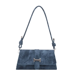 Bolso bandolera vintage azul marino de diseño minimalista con hebilla plateada