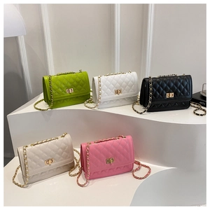 Détails de cinq sacs bandoulière matelassés colorés avec chaînes dorées et fermoirs rotatifs