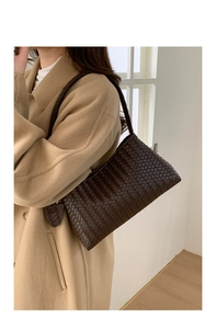 Détail du sac à bandoulière en cuir marron foncé avec texture tissée Intrecciato raffinée
