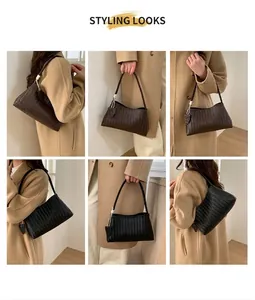 Gros plan sur la texture en cuir tissé et la structure trapèze du sac à bandoulière