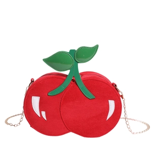 Sac à bandoulière tendance en forme de cerise avec finition daim rouge et chaîne dorée