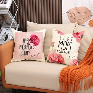 Coussins de fête des mères en lin avec œillets et texte Best Mom Forever sur un canapé