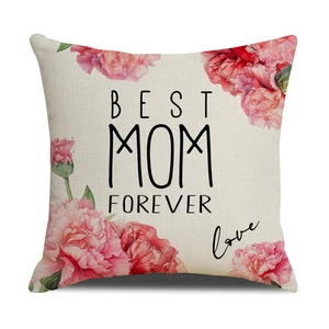Détail de la housse de coussin en lin avec œillets roses et texte BEST MOM FOREVER
