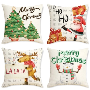 Gros plan détaillé de quatre housses de coussin de Noël en lin avec imprimés festifs