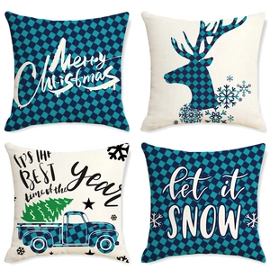 Détail du lot de quatre housses de coussin de Noël en lin avec motifs de renne