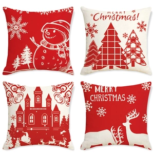 Détail de quatre housses de coussin de Noël en lin avec motifs Père Noël et renne