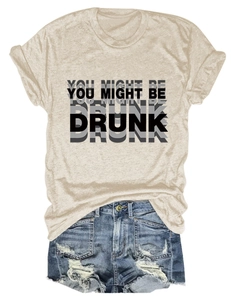 Détail du t-shirt beige avec texte YOU MIGHT BE DRUNK et short en jean bleu