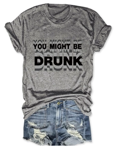 T-shirt gris imprimé You Might Be Drunk et short en jean vieilli posés à plat