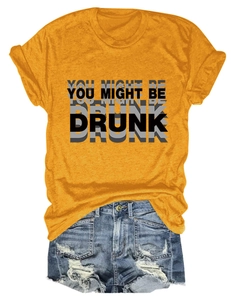 T-shirt jaune avec texte 'YOU MIGHT BE DRUNK' et short en jean déchiré à plat sur fond blanc