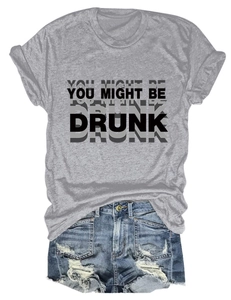 Détail d'un t-shirt gris avec texte et d'un short en jean délavé effet usé