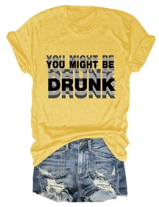 Détail de l'imprimé You Might Be Drunk sur t-shirt jaune et short en jean vieilli