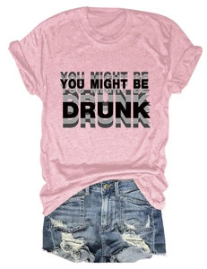 Mise à plat de t-shirt rose imprimé avec un short en jean bleu délavé et déchiré