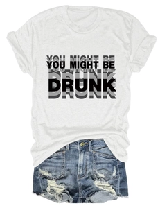 Détail à plat d'un t-shirt blanc imprimé avec un short en jean bleu délavé et déchiré