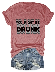 Détail du t-shirt rouge chiné avec imprimé et du short en jean déchiré pour femmes