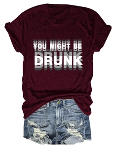 Détail du t-shirt bordeaux avec imprimé et short en jean déchiré