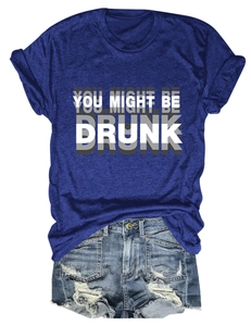 Détail du t-shirt bleu roi avec imprimé texte et short en jean clair au style usé